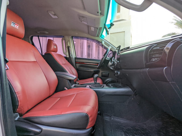 Toyota Hilux 2016  White LHD Petrol AT Pickup 4WD view 8
