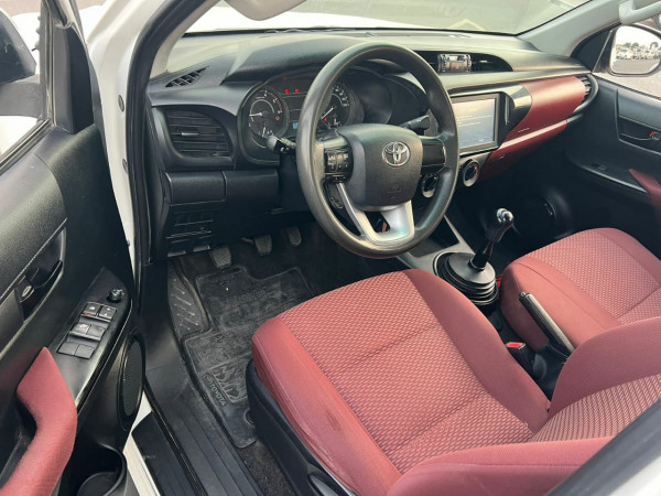 Toyota Hilux 2021/ White LHD Diesel MT Pickup 4WD view 3