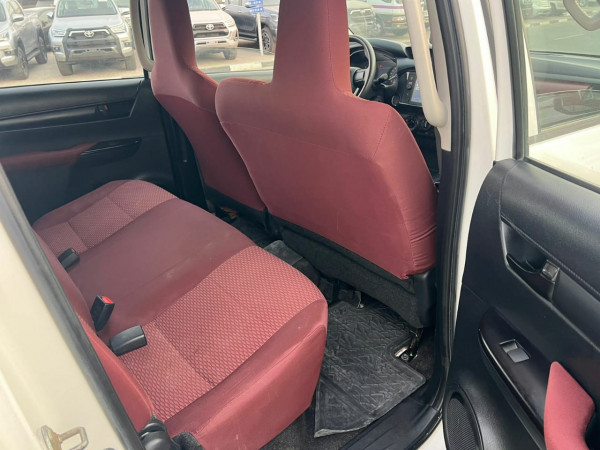 Toyota Hilux 2021/ White LHD Diesel MT Pickup 4WD view 5