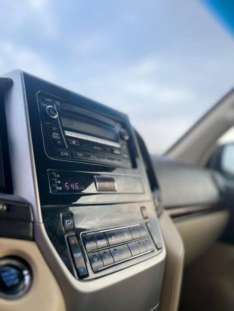 Toyota Land Cruiser 2017/ White LHD Diesel AT SUV 4WD view 5