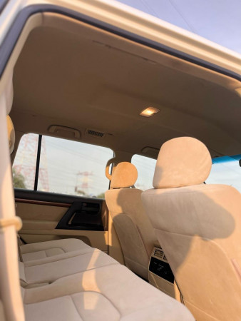 Toyota Land Cruiser 2017/ White LHD Diesel AT SUV 4WD view 8