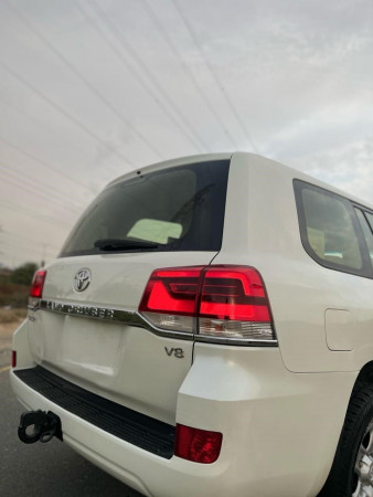 Toyota Land Cruiser 2017/ White LHD Diesel AT SUV 4WD view 15