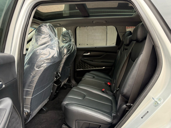 Hyundai Santa Fe 2019/ Silver LHD Petrol AT SUV 2WD view 4