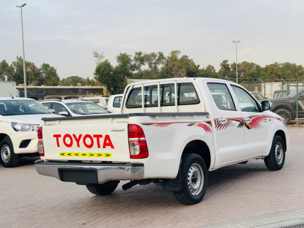 Toyota Hilux 2014/ White LHD Petrol MT Pickup 2WD