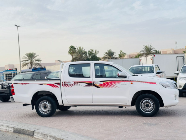 Toyota Hilux 2014/ White LHD Petrol MT Pickup 2WD view 3