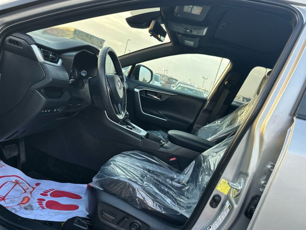 Toyota RAV 4 2019  Silver LHD Hybrid AT SUV Crossover 4WD view 3