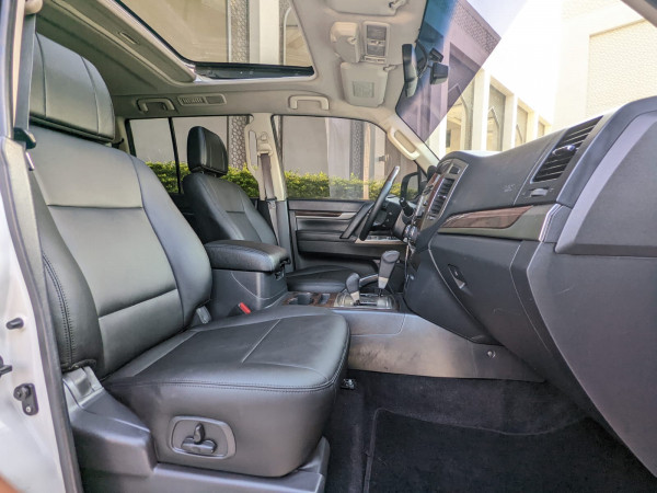 Mitsubishi Pajero 2016/ White LHD Petrol AT SUV 4WD view 2