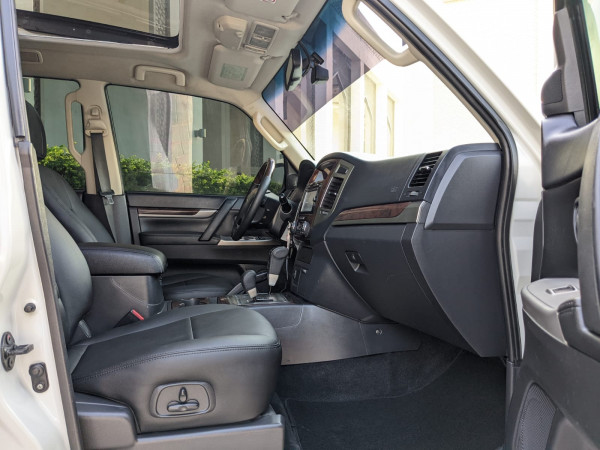 Mitsubishi Pajero 2016/ White LHD Petrol AT SUV 4WD view 3