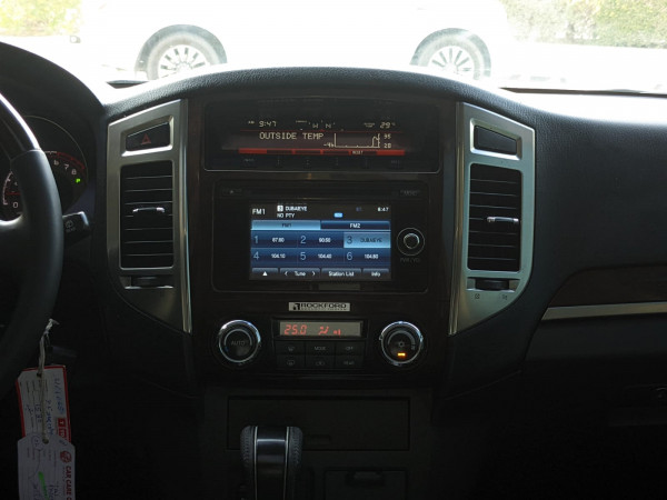 Mitsubishi Pajero 2016/ White LHD Petrol AT SUV 4WD view 10