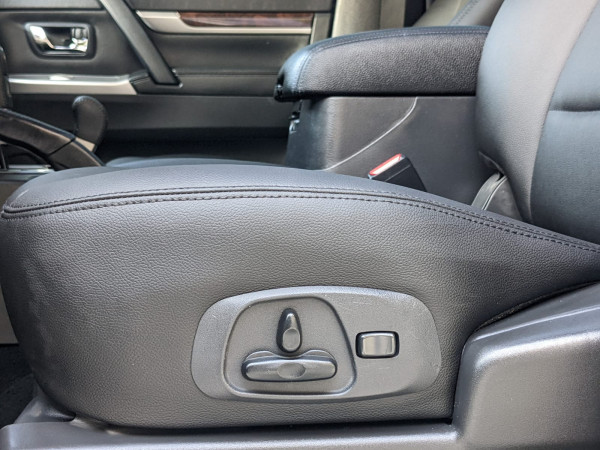 Mitsubishi Pajero 2016/ White LHD Petrol AT SUV 4WD view 14