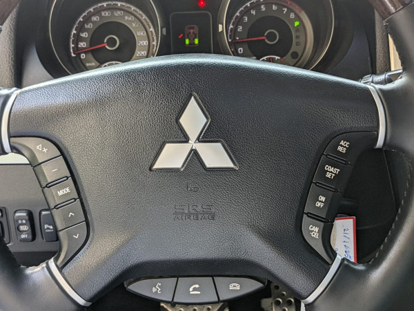 Mitsubishi Pajero 2016/ White LHD Petrol AT SUV 4WD view 16