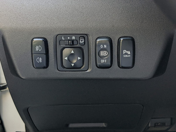 Mitsubishi Pajero 2016/ White LHD Petrol AT SUV 4WD view 17