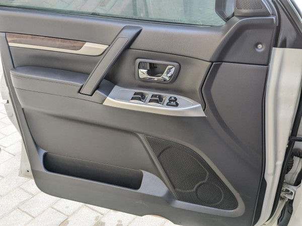 Mitsubishi Pajero 2016/ White LHD Petrol AT SUV 4WD view 18