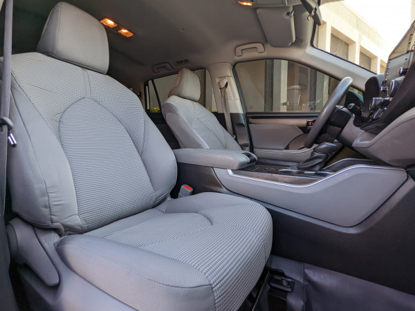 Toyota Highlander 2022/ White LHD Hybrid AT SUV 2WD view 2