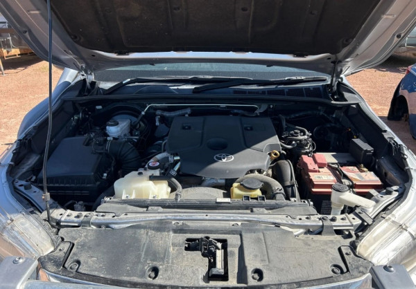 Toyota Hilux 2020/ Silver RHD Diesel AT Pickup 4WD view 2