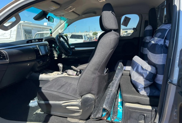 Toyota Hilux 2020/ Silver RHD Diesel AT Pickup 4WD view 6