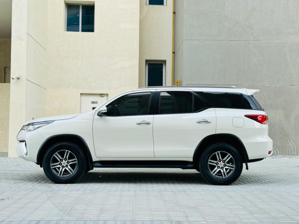 Toyota Fortuner 2019/ White LHD Petrol AT SUV 4WD view 3