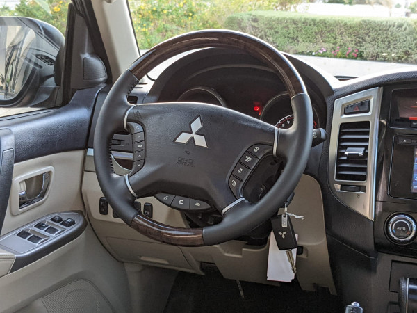 Mitsubishi Pajero 2016  Brown LHD Petrol AT SUV 4WD view 8