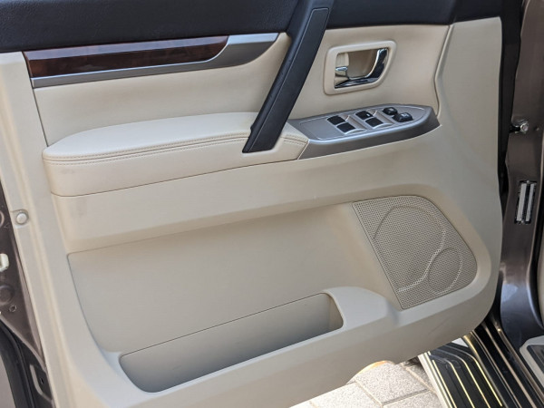 Mitsubishi Pajero 2016  Brown LHD Petrol AT SUV 4WD view 10