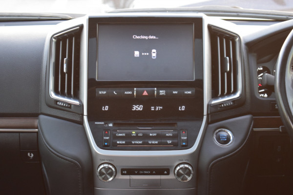 Toyota Land Cruiser 2020  White RHD Diesel AT SUV 4WD view 6