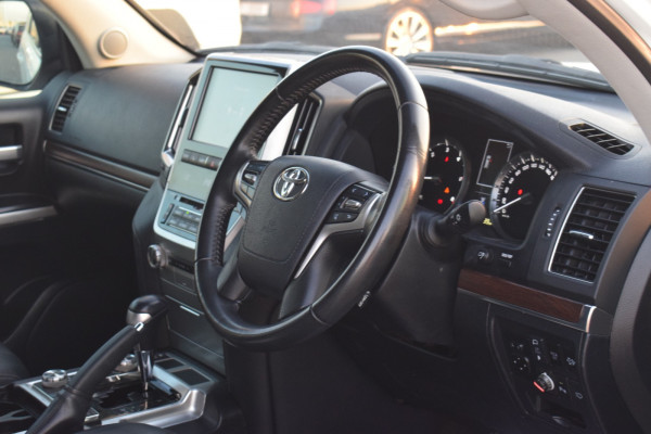 Toyota Land Cruiser 2020  White RHD Diesel AT SUV 4WD view 16