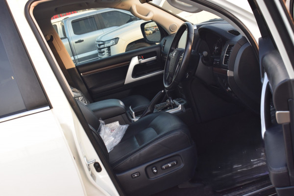 Toyota Land Cruiser 2020  White RHD Diesel AT SUV 4WD view 17