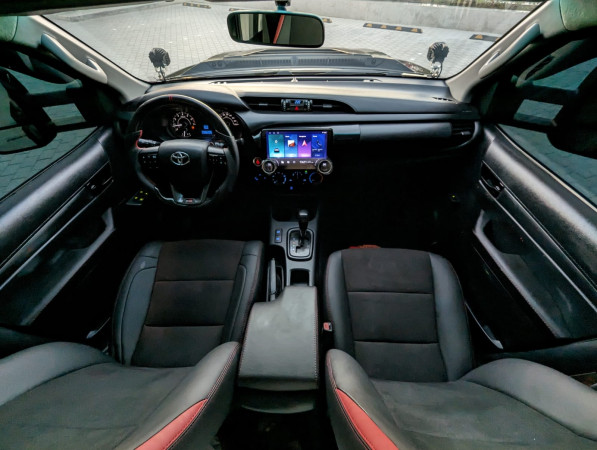 Toyota Hilux 2019/ Black LHD Petrol AT Pickup 4WD view 5
