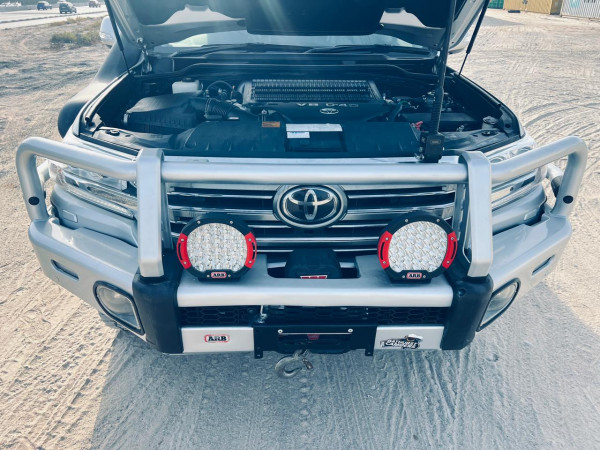 Toyota Land Cruiser 2020/ Silver RHD Diesel AT SUV 4WD view 4