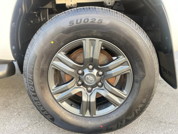 Toyota Hilux 2018/ White LHD Petrol AT Pickup 4WD view 8