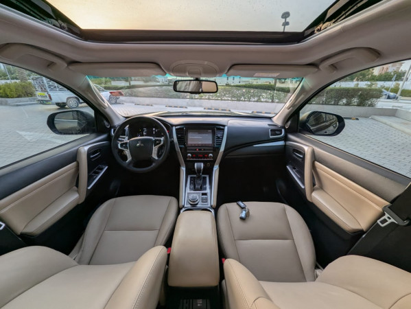 Mitsubishi Montero 2021/ Grey LHD Petrol AT SUV 4WD view 3