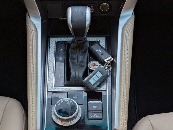 Mitsubishi Montero 2021/ Grey LHD Petrol AT SUV 4WD view 9