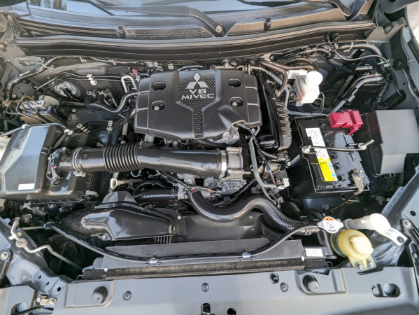 Mitsubishi Montero 2021/ Grey LHD Petrol AT SUV 4WD view 14