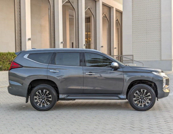 Mitsubishi Montero 2021/ Grey LHD Petrol AT SUV 4WD view 15