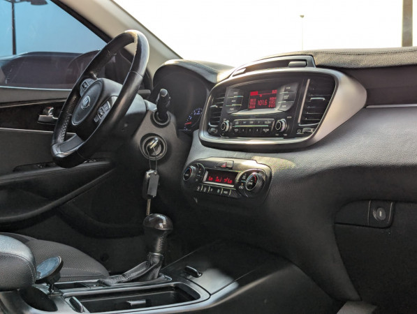 Kia Sorento 2016/ Silver LHD Petrol AT SUV 2WD view 2