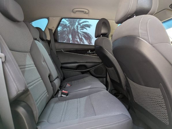 Kia Sorento 2016/ Silver LHD Petrol AT SUV 2WD view 3
