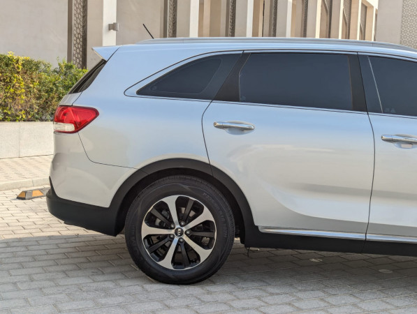 Kia Sorento 2016/ Silver LHD Petrol AT SUV 2WD view 16