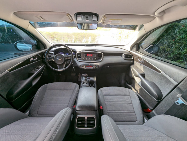 Kia Sorento 2016/ Silver LHD Petrol AT SUV 2WD view 17