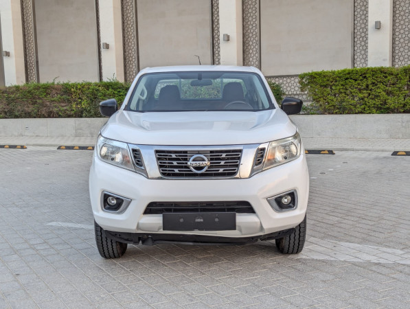 Nissan Navara 2022/ White LHD Petrol AT Pickup 4WD