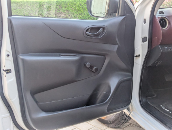 Nissan Navara 2022/ White LHD Petrol AT Pickup 4WD view 6