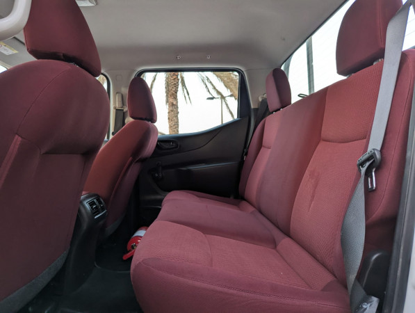 Nissan Navara 2022/ White LHD Petrol AT Pickup 4WD view 7