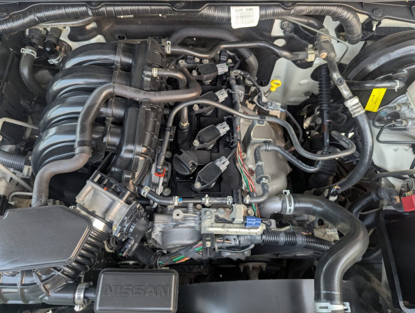Nissan Navara 2022/ White LHD Petrol AT Pickup 4WD view 8