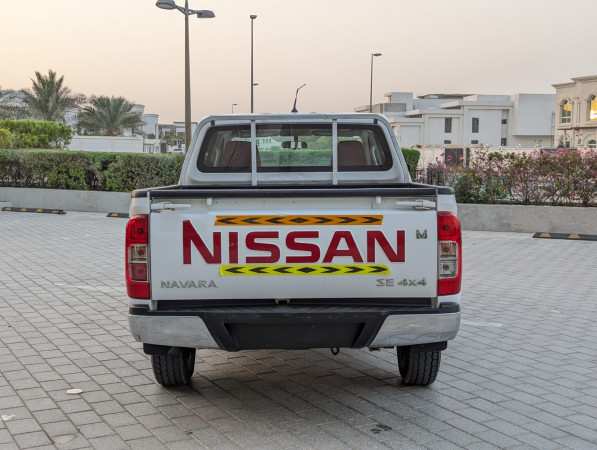 Nissan Navara 2022/ White LHD Petrol AT Pickup 4WD view 9