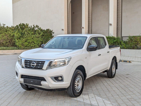 Nissan Navara 2022/ White LHD Petrol AT Pickup 4WD view 10