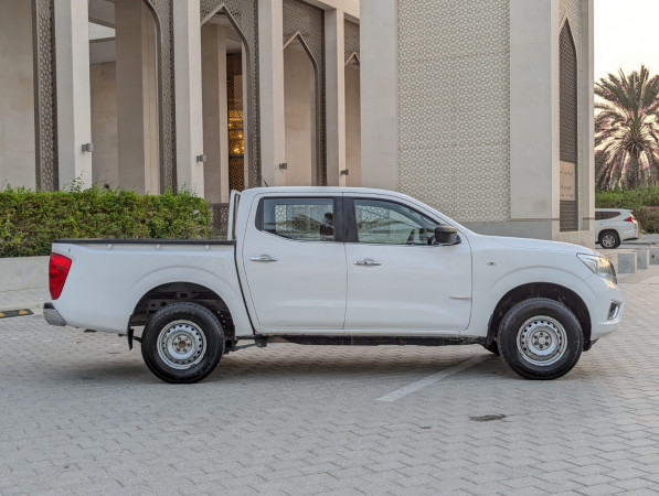 Nissan Navara 2022/ White LHD Petrol AT Pickup 4WD view 11