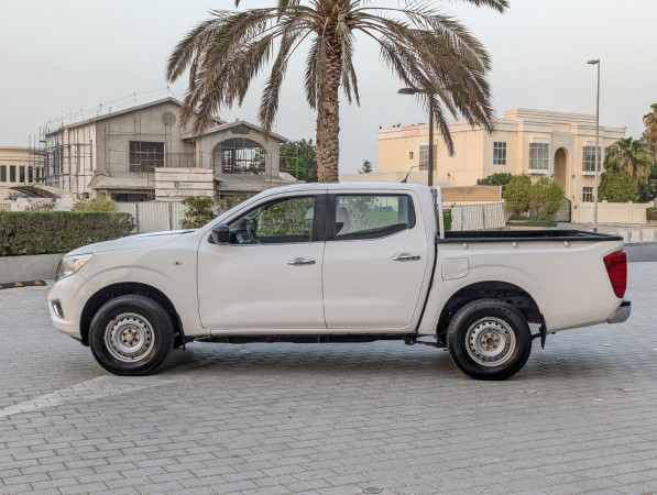 Nissan Navara 2022/ White LHD Petrol AT Pickup 4WD view 12