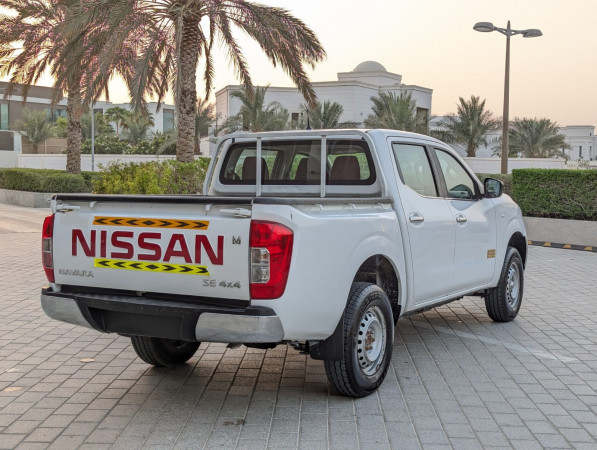 Nissan Navara 2022/ White LHD Petrol AT Pickup 4WD view 13