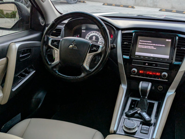 Mitsubishi Montero 2020/ White LHD Petrol AT SUV 4WD view 4
