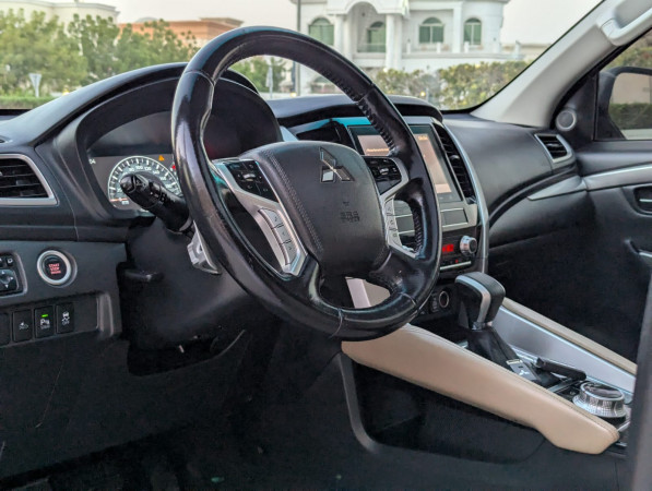 Mitsubishi Montero 2020/ White LHD Petrol AT SUV 4WD view 5
