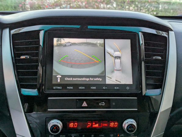 Mitsubishi Montero 2020/ White LHD Petrol AT SUV 4WD view 6