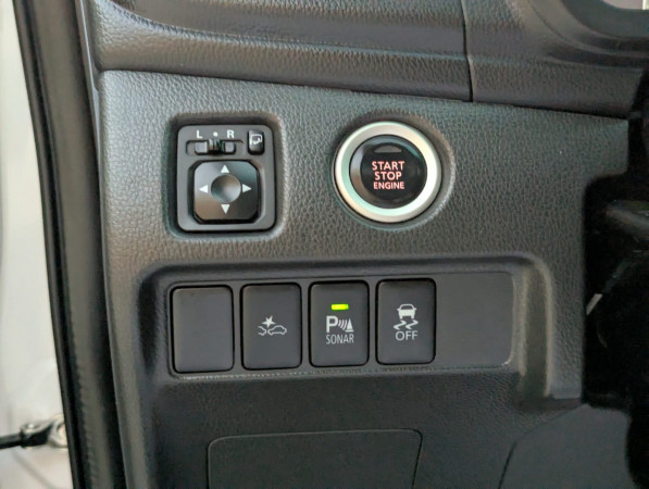 Mitsubishi Montero 2020/ White LHD Petrol AT SUV 4WD view 7